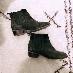 Steve Madden Nylie Chelsea Suede Green Boots